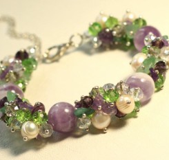 Браслет из микса камней Аметистовый цветок