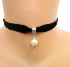 Чокер на бархатной ленте с жемчугом