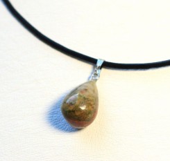Кулон натуральный унакит (капля) на кожаном шнуре