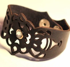 Темный ажурный браслет со стразами