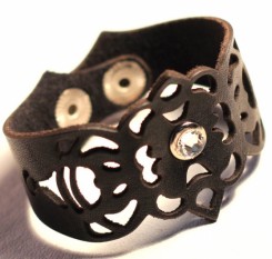 Темный ажурный браслет со стразами