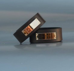 Черный кожаный браслет унисекс с золотой вставкой