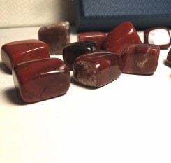 Кусочек натуральной красной яшмы 15х10х10 мм