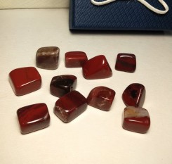 Кусочек натуральной красной яшмы 15х10х10 мм
