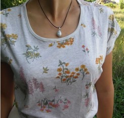 Кулон из натурального кахолонга на кожаном шнуре