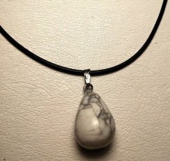 Кулон из натурального кахолонга на кожаном шнуре
