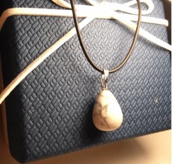 Кулон из натурального кахолонга на кожаном шнуре