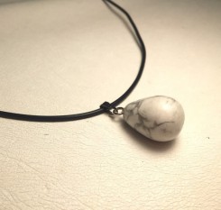 Кулон из натурального кахолонга на кожаном шнуре