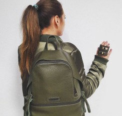 Черный кожаный браслет унисекс с золотой вставкой