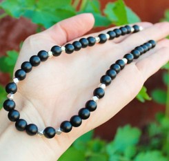 Короткие бусы под шею с черным матовым шунгитом и гематитом (8 мм)