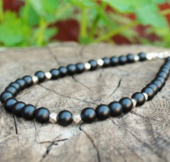 Короткие бусы под шею с черным матовым шунгитом и гематитом (8 мм)