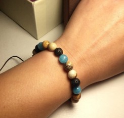 Жіночий браслет із міксу каменів-талісманів по 8мм