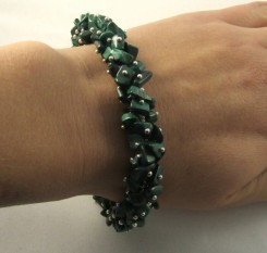 Браслет натуральный малахит (сечка камня) на резинке