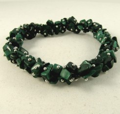 Браслет натуральный малахит (сечка камня) на резинке