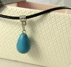 Кулон с бирюзой на кожаном шнуре