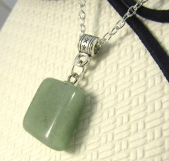 Кулон с нефритом галтовка на цепочке 