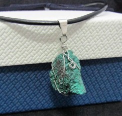 Кулон из малахита бархатного