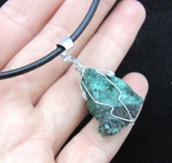 Кулон из малахита бархатного