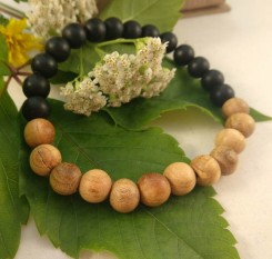 Защитный йога-браслет из дерева и матового оникса