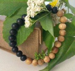 Защитный йога-браслет из дерева и матового оникса