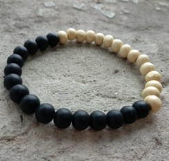 Защитный йога-браслет из дерева и матового оникса