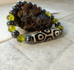 Браслет с бусиной Дзи 9 глаз, оливином и гематитом