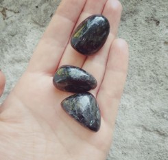 Драгоценный камень нуумит для защиты от энергетических вампиров