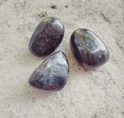 Драгоценный камень нуумит для защиты от энергетических вампиров