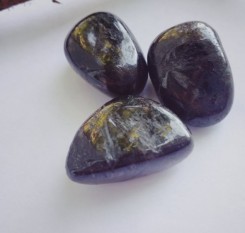 Драгоценный камень нуумит для защиты от энергетических вампиров