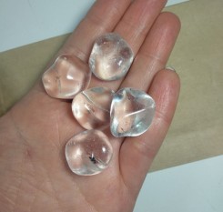 Крупная галтовка прозрачного хрусталя