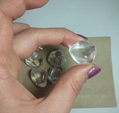 Крупная галтовка прозрачного хрусталя