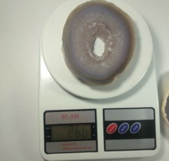 Срез серо-голубого агата с хрусталем