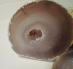 Срез серо-голубого агата с хрусталем