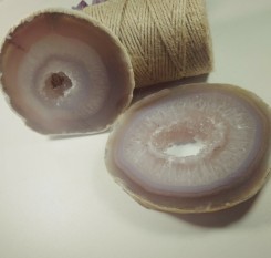 Срез серо-голубого агата с хрусталем