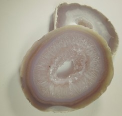 Срез серо-голубого агата с хрусталем