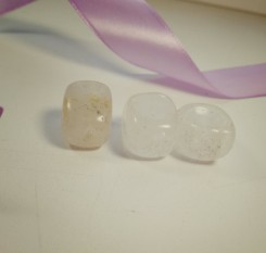 Галтовка белого непрозрачного хрусталя с отверствием