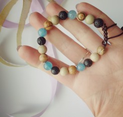 Жіночий браслет із міксу каменів-талісманів по 8мм