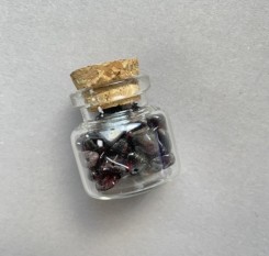 Сувенирная бутылочка из камнем гранат