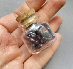 Сувенирная бутылочка из камнем гранат