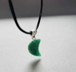 Кулон-полумесяц из натурального нефрита