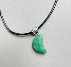 Кулон-полумесяц из натурального нефрита