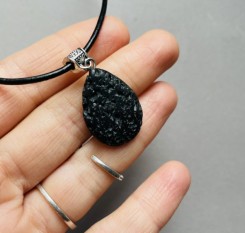 Кулон на коже с лавовым камнем Сила Земли