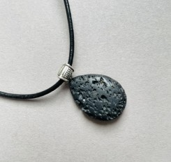 Кулон на коже с лавовым камнем Сила Земли