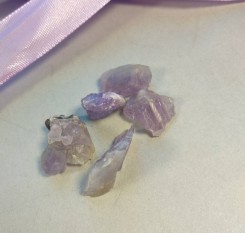 Маленькие кусочки аметиста 3г на защиту от бед