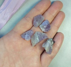 Маленькие кусочки аметиста 3г на защиту от бед