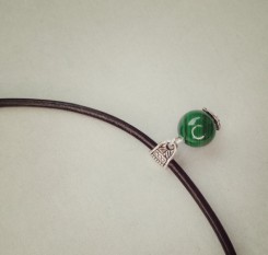 Кулон із натурального малахіту 10мм на шкіряному шнурочку