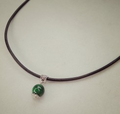 Кулон із натурального малахіту 10мм на шкіряному шнурочку