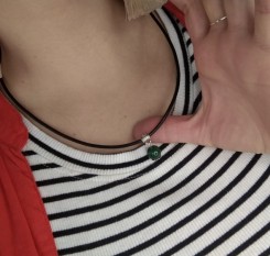 Кулон із натурального малахіту 10мм на шкіряному шнурочку