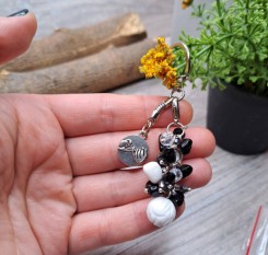 Брелок из черного и белого агата