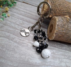 Брелок из черного и белого агата